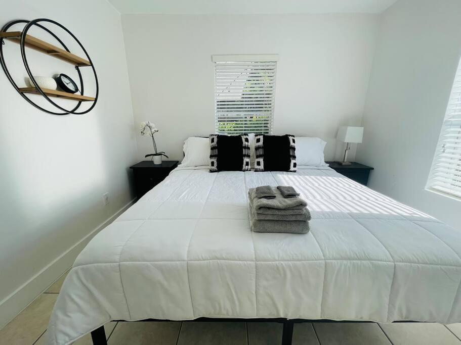 Coral Gables With Pool Near Airport. King Beds *