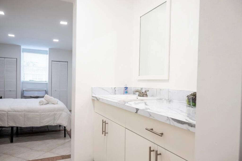Coral Gables With Pool Near Airport. King Beds