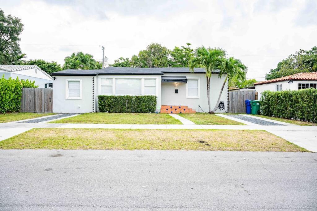 Coral Gables With Pool Near Airport. King Beds Holiday home Miami